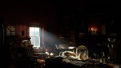 nixxie-fic:Stunning New BTS pictures of the 221B study & living room set pt 2 (x) (Notice the st