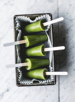 coffeeandlaugh:  Green Smoothie Detox Popsicles. 