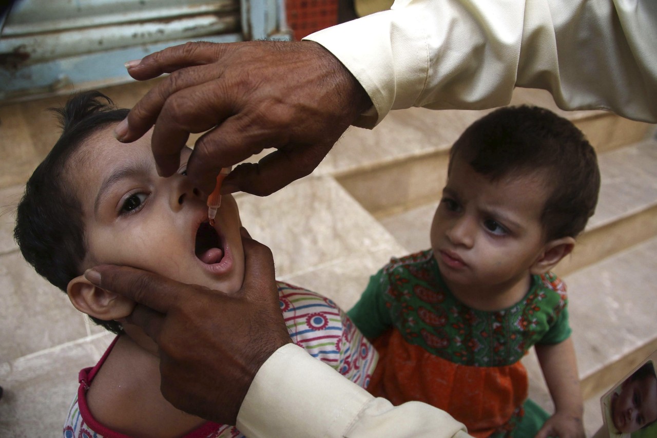 Pakistán lanza una campaña para vacunar 37 millones de niños contra la polio. Pakistán y su vecino Afganistán son los únicos países del mundo donde la enfermedad sigue siendo endémica. Alrededor de 240.00 trabajadores, la mayoría en equipos móviles...
