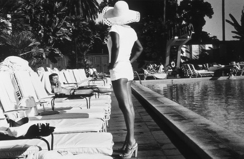fewthistle:  Woman by the Pool. Beverly Hills Hotel. 1975. Photographer: Anthony Friedkin 