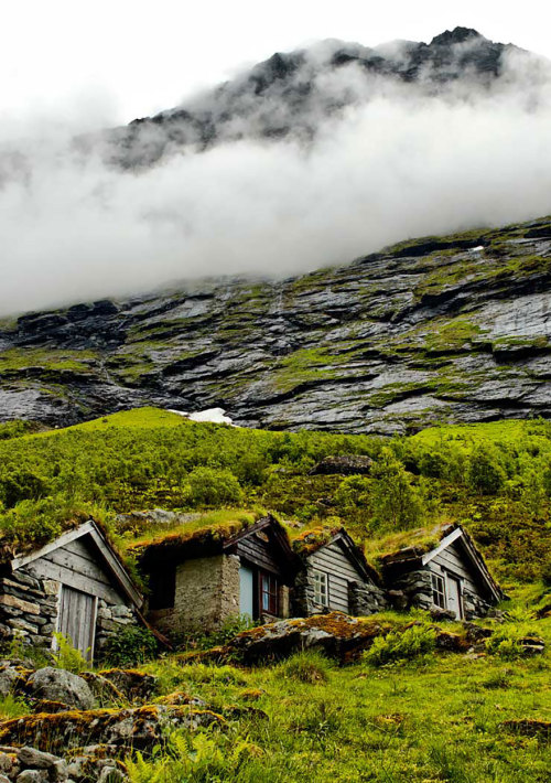 tinseltowncloud: Pics Of Fairy Tale Architecture From Norway