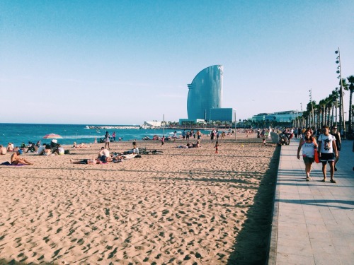 like–home:  “Barcelona is one of those innovative cities that can bring out the artist in anyone. All of a sudden we are photographers, painters, writers, film makers or just plain old philosophers.” Barcelona, Catalunya, Spain. Matheus Carvalho