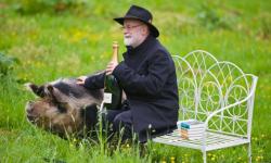 editorincreeps:  mrdingo:  This is the best photo ever taken of Terry Pratchett, and indeed one of the best photos ever taken of anybody.   I must go finish reading Good Omens (again) now. 