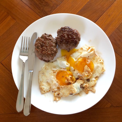 mostlyeggs:Fried eggs + beef patties