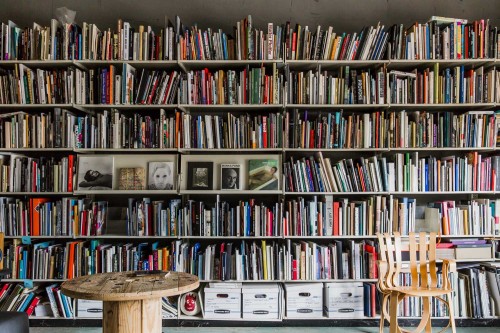 Alec Soth’s bookshelf by ignant.credits: image via ignant.com