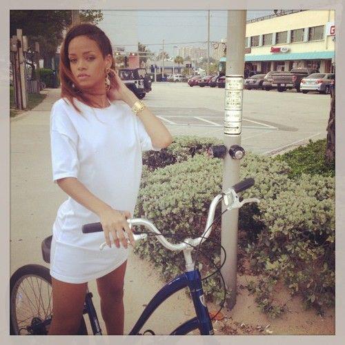 sexycyclists: riri rides a bike