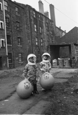 Weirdvintage:  Boys In A Glasgow Back Court Show Off Their Christmas Presents, Which