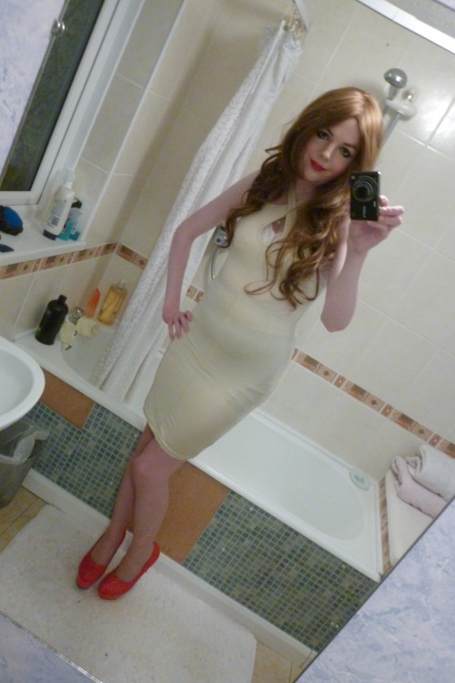 Porn photo lucy-cd:  Pictures  New Dress, looks beautiful