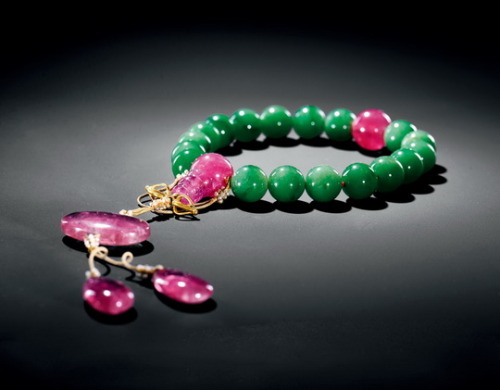 Eighteen-beads Bracelet(十八子手串) in the Palace Museum. This kind of bracelet is developed from Buddhis