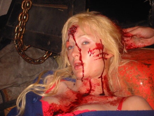 thats-so-2000s:pairs hilton on set of house of wax