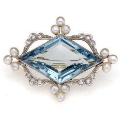 thepracticalgemologist:  Edwardian aquamarine, diamond and pearl brooch, set in 18k gold and platinum. #antique #edwardian #history #historicaljewelry #aquamarine #diamond #pearl #vintage #brooch #jewelry #jewel #jewelsofinstagram #estatejewelry #exquisit