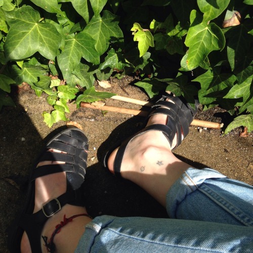 chili-jesson:  feet, bad tattoos and a cute top 