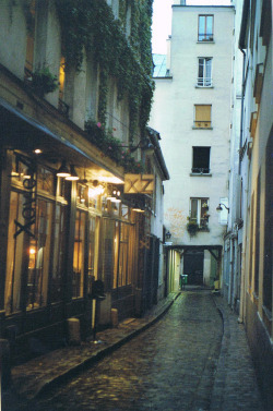 mystic-revelations:  getting lost in paris.