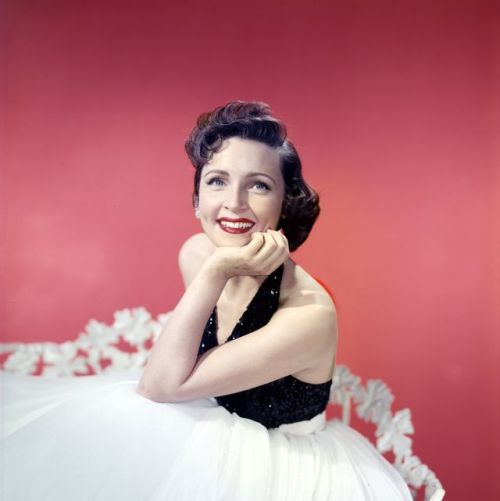 neueregel:Legend Betty White 1922 - 2021 RIP Betty White 1922-2021