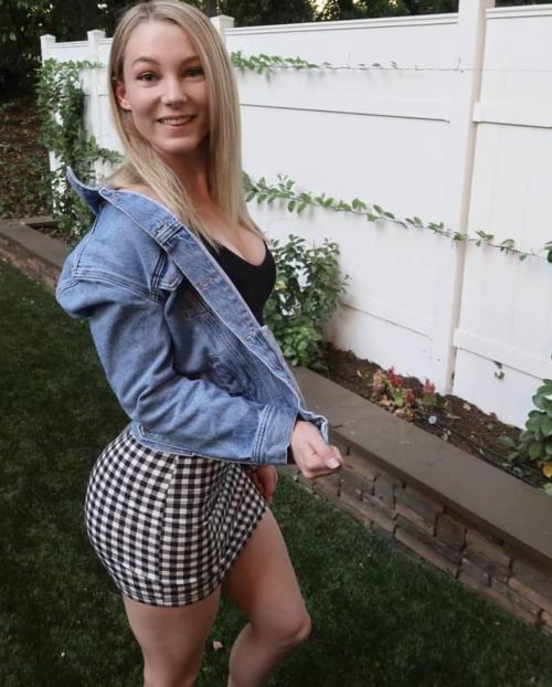 STPeach in a tight skirt