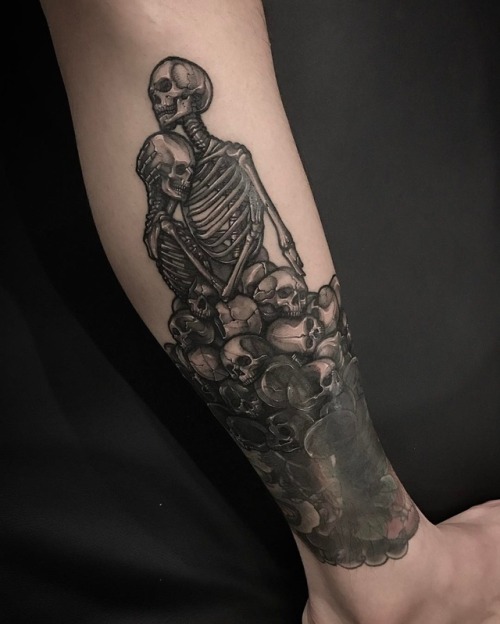 allaboutskull:skulls tattoo from @gara_tattooer __________________ #skull #skulls #skullart #skully #skullartwork #skulllover #skulltattoo #tattoo #문신 #tätowierung #tatouage #tatuaje #тату #crâne #череп #schädel #cráneo #두개골 #darkart