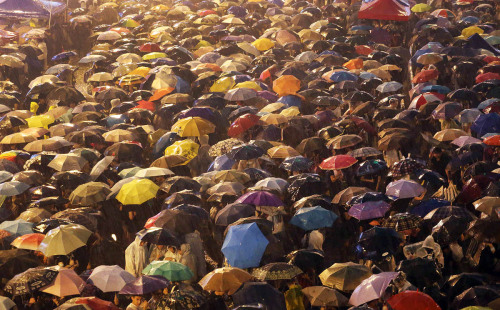 0310mp3:Thunder, rain fail to dampen spirits of Hong Kong democracy protesters. (x) 