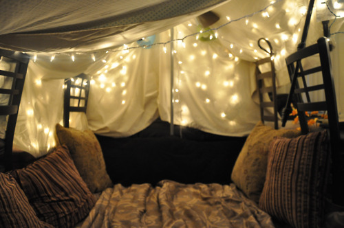 kaylathewolf:  mentordom2:  babygirldee79:  staarrdustt:  blanket fort, anyone? 