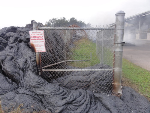 The story of pahoehoeThis is really a fascinating photo. Did you ever think that a chain link fence 