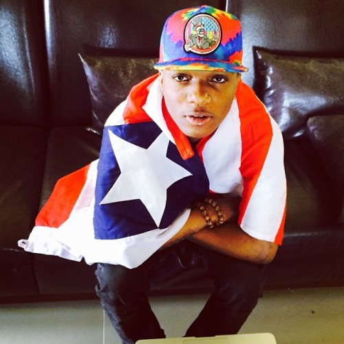 @wizkidayo: Big shoutout to the fan that gave me this Liberian flag on stage yest I’m taking t