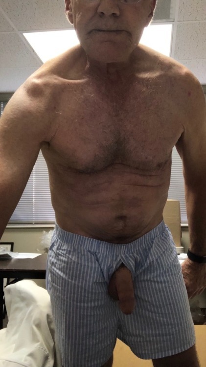 dilf-central:Sexy sexy man!!!