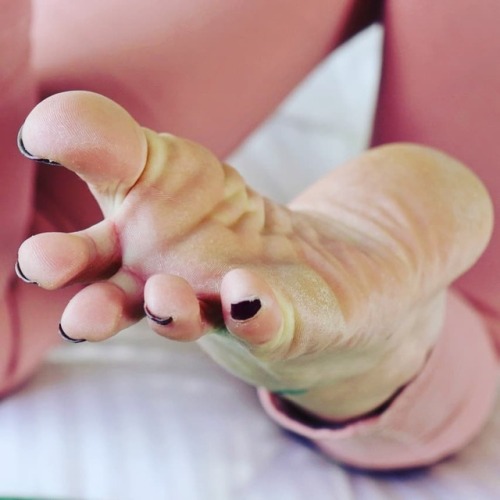 barefootnorthmodels:BareFootNorth brings back Sadie … and Sadie will soon have her own website and Instagram … check her out and check out her sensually soft bare soles & toes … Sadie takes foot fantasy requests & she does private Skype