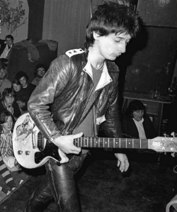 dolly-lungs: Johnny Thunders of The Heartbreakers on the Sex Pistols Anarchy Tour, 1976.