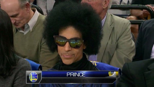 Prince viendo un partido de básquet.