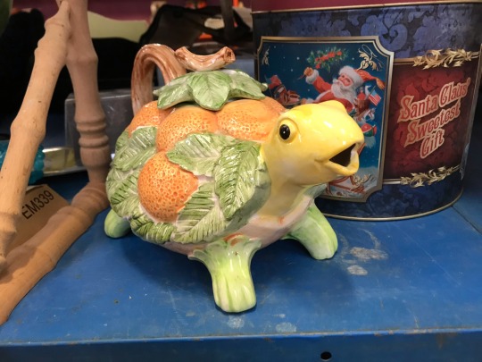 shiftythrifting:  Hi ! I saw this teapot (?) the other day and i had an urge to buy