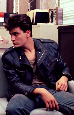 vintagesalt:  To produce the desired drugged-out effect for his role as the drug addict in the police station, Charlie Sheen stayed awake for more than 48 hours before the scene was shot.  Ferris Bueller’s Day Off (1986)  