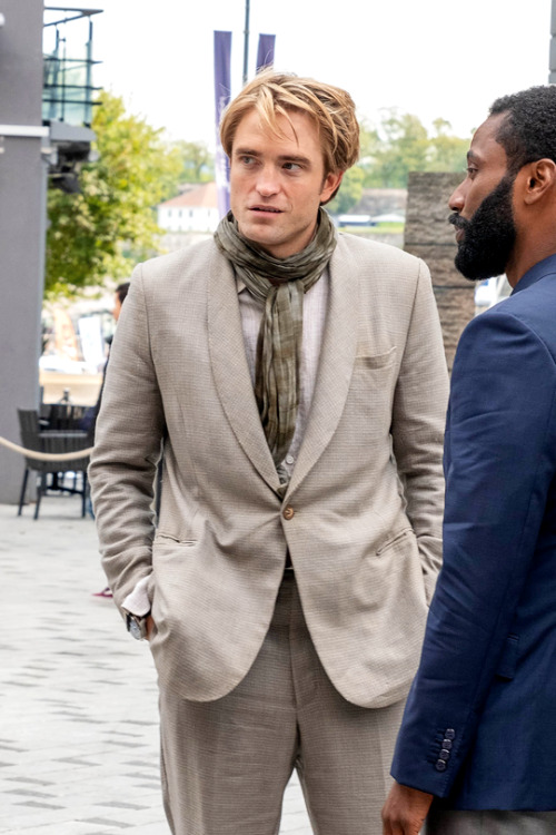 robertpattinsononline:New look at Robert Pattinson in “Tenet” (2020)