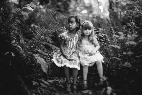 mymodernmet:  These Two Inseparable Sisters, Photographed by Mom Anna Larson, Show Love Knows No Bounds 