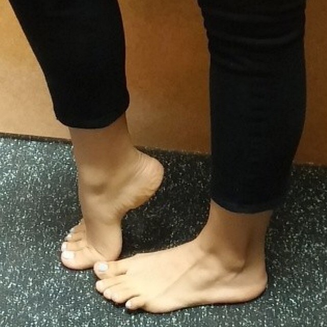 ih21me:  ifeetfetish:  @msbehaving91 exclusive! Really beautiful feet, glad she joined