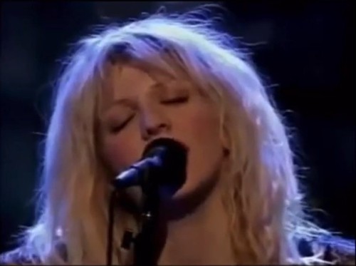 Blurry screenies of Hole from their MTV Unplugged performance. 