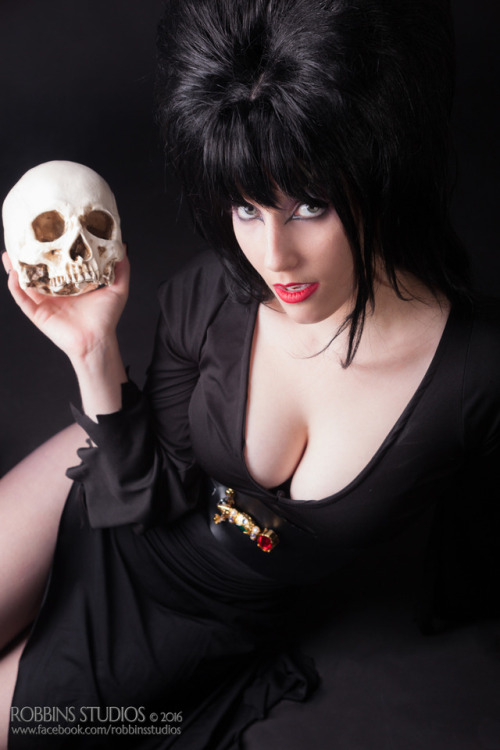 Bringing Elvira to life was extremely fun for last Halloween!I’m not huge into “boobs costumes” but Elvira has been on my to do list for a long time. 