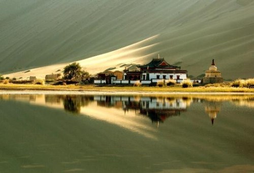 changan-moon:Temple at Badain Jaran Desert, China.  大漠神寺