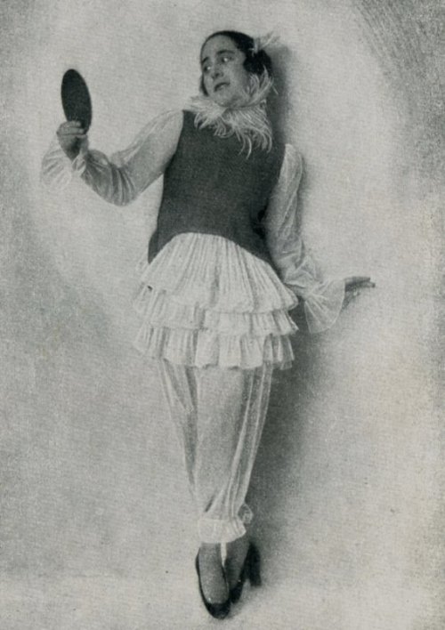 madivinecomedie:Atelier Kolliner. Stella Kramrisch. Der Tanz mit dem Spiegel 1919.