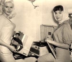 girlsgonevinyl:  Jayne Mansfield and Joan Collins 