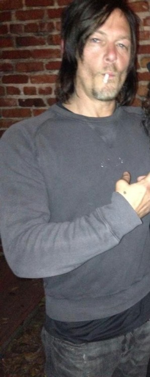 reedus-place:  https://twitter.com/cher_harle/status/690800214844661760