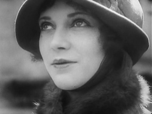 365filmsbyauroranocte:Nadia Sibirskaïa in Ménilmontant (Dimitri Kirsanoff, 1926) 