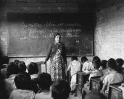 cazadordementes:    Profesora impartiendo su clase - 1956  “La pobreza no es vergüenza” 