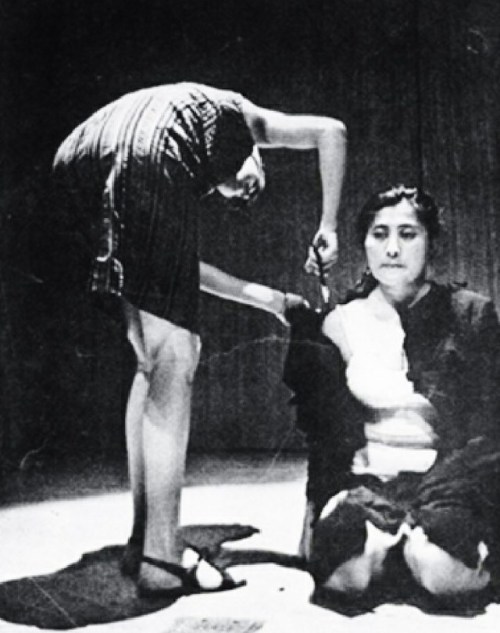 camerettasabauda: yoko ono performing “cut piece” (1965)