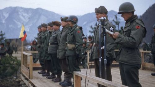 enrique262: Ultra rare color photos of Colombian soldiers in the Korean War, taken by artillery corp