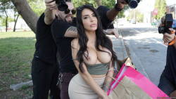 Ass-Commander:  Brazzersexxtra15.05.12.Lela Star.kim K.fucks The Paparazzi.