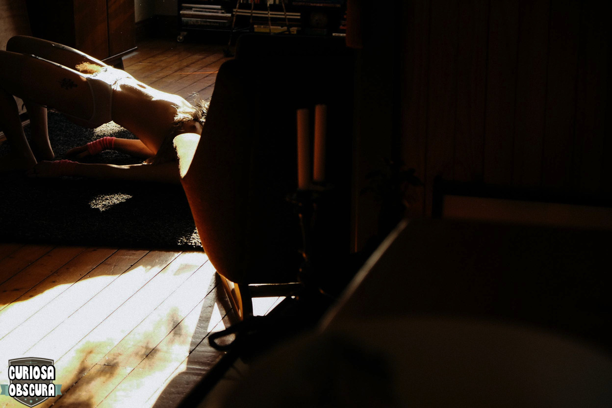 curiosa-obscura:     catchin’ the light follow us for more homemade nudie pics:)