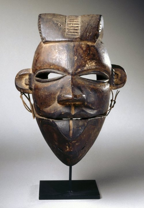 Elu mask with hinged jaw, of the Ogoni people, Rivers State, Nigeria.  Artist unknown; early 20th ce