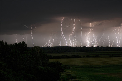 identifyassexy:  opticallyaroused:Severe Skies: The Photography of Storm Chaser Mike Hollingshead   dang