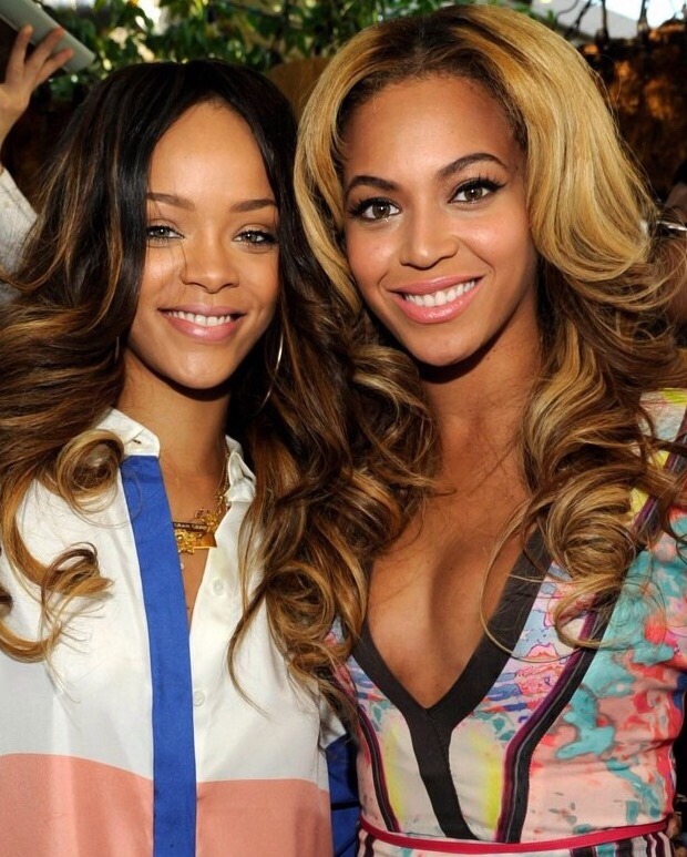 fatandbougie:  drnkonlove:  BEYONCÉ + RIHANNA  i never noticed this but now that