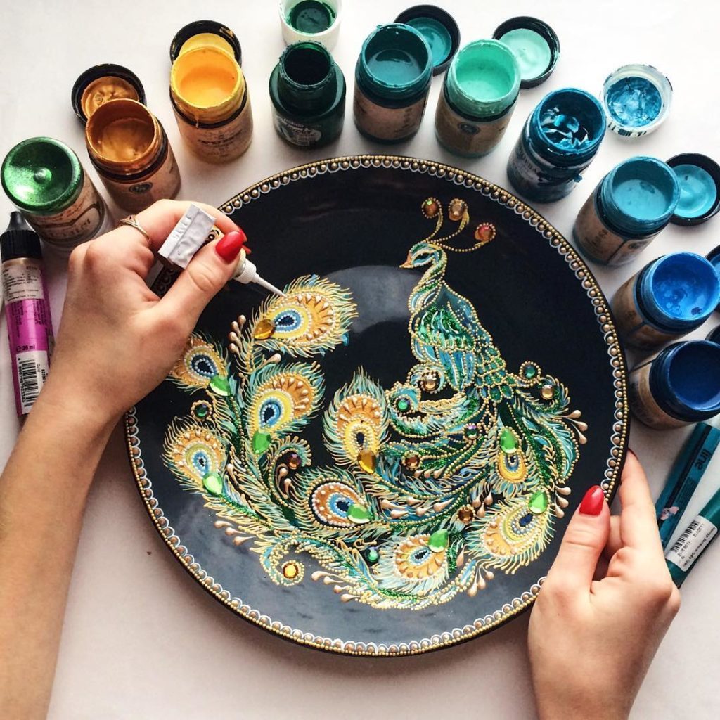 sixpenceee: Russian artist Daria makes intricately detailed plates made with hundreds