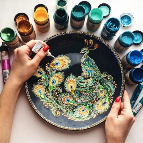 chocolateharmonyperson: sixpenceee: Russian artist Daria makes intricately detailed plates made with